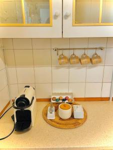 略夫雷加特河畔奥斯皮塔莱特Alojamiento Calma的厨房柜台配有搅拌机和一碗咖啡