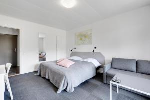 Jelling瑟夫戴尔库洛酒店的一间卧室配有一张床和一张沙发