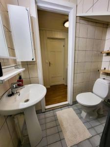克里斯蒂安桑德Ksu Nordlandet leiligheten的浴室配有白色水槽和卫生间。