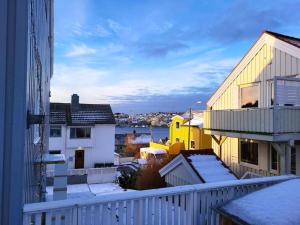 克里斯蒂安桑德Ksu Nordlandet leiligheten的阳台享有雪景。