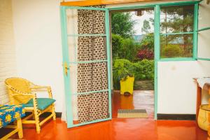 RuhengeriIsange Paradise Resort的通往带窗户的房间的敞开门