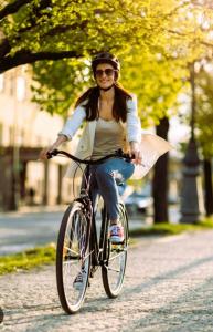 阿杜尔河畔艾尔拉胡麦特酒店的骑着自行车沿着街道走的女人