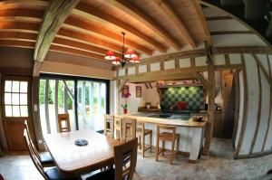 Charmont-sous-BarbuiseLe pic drille的厨房设有木制天花板和桌子。