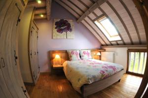 Charmont-sous-BarbuiseLe pic drille的阁楼上的卧室配有一张大床