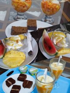 米瑞莎Brave resort Mirissa的餐桌上摆放着带甜点和饮料的食品盘