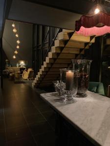 马尔梅迪拉博里内尔住宿加早餐旅馆的楼梯台上带玻璃杯的酒吧