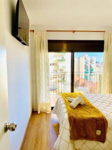 略夫雷加特河畔奥斯皮塔莱特Alojamiento Calma的一间卧室设有一张床,享有阳台的景色