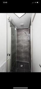 贝尔法斯特House @ Queens University的带淋浴的浴室和玻璃门