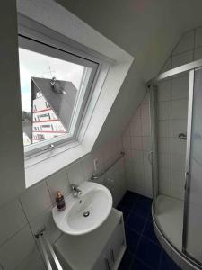 申瓦尔德Schöne Maisonette-Ferienwohnung für 2-5 Personen的一间带水槽和窗户的浴室