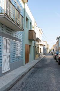 ArcozeloFisherman's Blues - Casa na Praia的一条街道,有蓝色和白色的瓷砖建筑