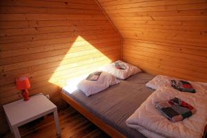 萨比诺瓦Morska Przystań Sarbinowo的小木屋内一间卧室,配有两张床