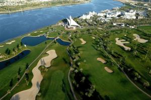 迪拜迪拜柏悦酒店的享有毗邻高尔夫球场的空中景致
