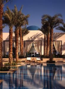 迪拜迪拜柏悦酒店的酒店大堂种植了棕榈树,设有一座帐篷