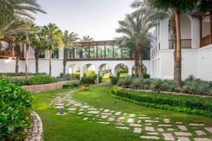 迪拜迪拜柏悦酒店的棕榈树庭院和建筑