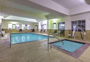 赫斯特沃思堡拉昆塔酒店及套房 - 东北商城的酒店游泳池设有桌椅