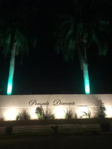 博尼图普萨达迪亚曼特旅馆的一座两棵棕榈树的建筑