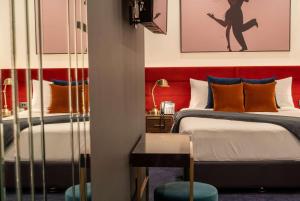 惠灵顿TRYP by Wyndham Wellington, Tory Street的一间卧室设有两张床和红色床头板