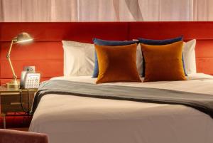 惠灵顿TRYP by Wyndham Wellington, Tory Street的一间卧室配有一张大床和红色床头板