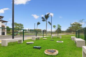 利比里亚Hampton By Hilton Guanacaste Airport的网球场上带长椅的公园