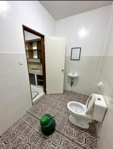 Linden Apartment的一间位于客房内的白色卫生间的浴室