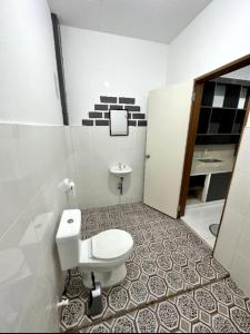 Linden Apartment的一间带卫生间和水槽的浴室