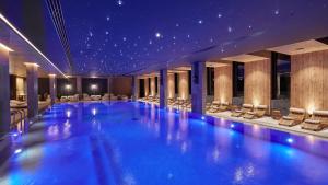 兹拉蒂博尔Bor Hotel by Karisma的酒店的大型游泳池配有椅子