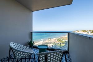 荷兹利亚Seaview Stylish Apartment with Balcony的阳台配有两把椅子,享有海景。
