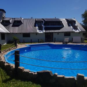GualeguaychúValdemoro Hosteria的房屋前的游泳池
