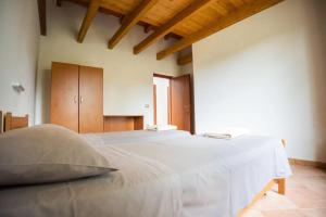 LàconiOASI FRANCESCANA SANT'IGNAZIO DA LACONI的卧室配有一张白色大床