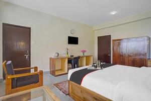 甘托克Capital O Bhumpadzong Retreat的配有一张床和一张书桌的酒店客房