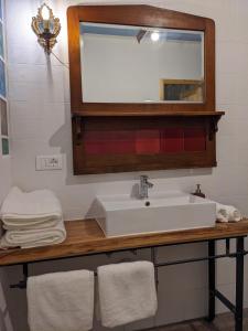戈里齐亚Castel San Mauro的浴室配有盥洗盆、镜子和毛巾
