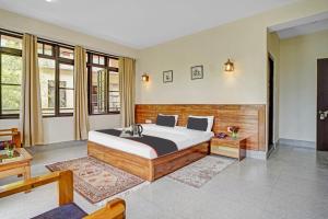 甘托克Capital O Bhumpadzong Retreat的一间卧室设有一张大床,部分设有窗户。