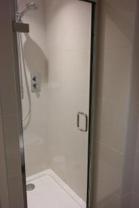 伦敦The Alma Rooms的带淋浴的浴室和玻璃门