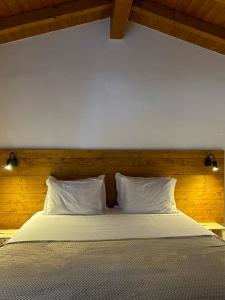米尔芳提斯城Quinta da Boavista的床上有2个白色枕头