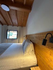 米尔芳提斯城Quinta da Boavista的一间卧室配有一张木墙床