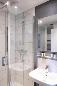 圣莫斯船堡酒店的带淋浴、盥洗盆和镜子的浴室