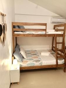科隆Elisha's Guest House的一间小房间,内设双层床
