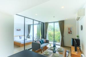 Ban Huai Sok NoiMountain View Retreat at Khaoyai的客厅配有床、沙发和桌子
