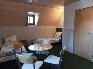 切尔尼杜尔Pension DORO的小房间设有桌椅和一张床