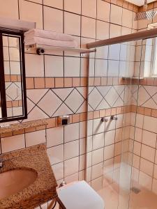帕尔马斯维多利亚广场酒店的带淋浴、卫生间和盥洗盆的浴室