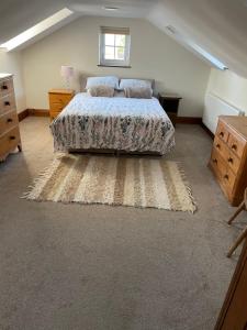 HartfordPear Tree House 2 bed apartment的一间卧室配有一张床和地毯