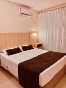 帕尔马斯维多利亚广场酒店的一间卧室配有一张大床和空调