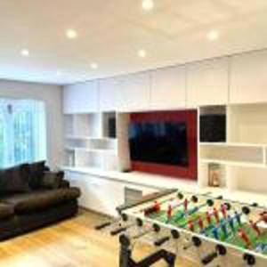 亨顿Inviting 4-Bed House in Finchley London的客厅设有台球桌和电视。