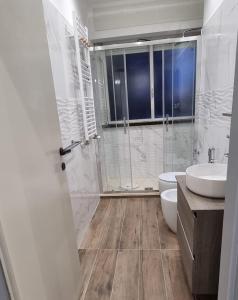 罗马Appartamento Caracas的带淋浴、卫生间和盥洗盆的浴室