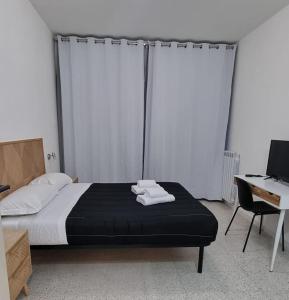 罗马Appartamento Caracas的一间卧室配有一张床,上面有两条毛巾