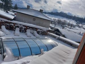 科普里夫什迪察Kъща за гости Демария的一座被雪覆盖的游泳池