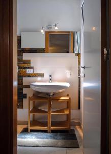 滨海波利尼亚诺Underground 22的一间带水槽和镜子的浴室