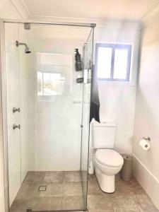 杰斯蒙Maya Newcasle 6 bedrooms home的一间带卫生间和玻璃淋浴间的浴室