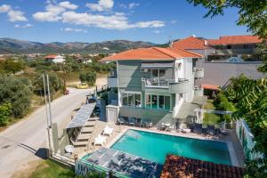 利迈纳里亚Hotel Discovery Thassos的享有带游泳池的房屋的空中景致