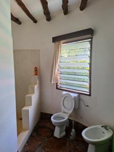 Villascape Malindi Private Rooms in villa的一间浴室